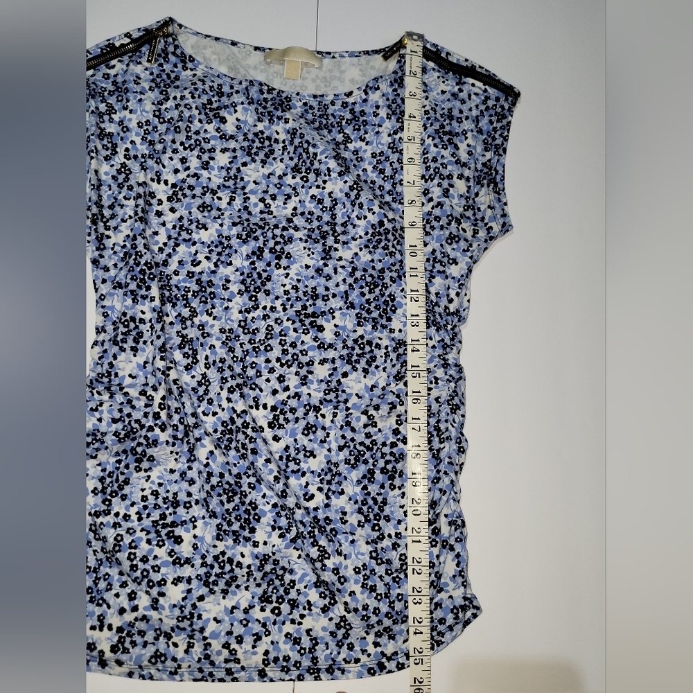 Michael Kors Blue Micro Floral AOP Ruched Fitted Blouse with Cap Sleeves - Picture 3 of 8